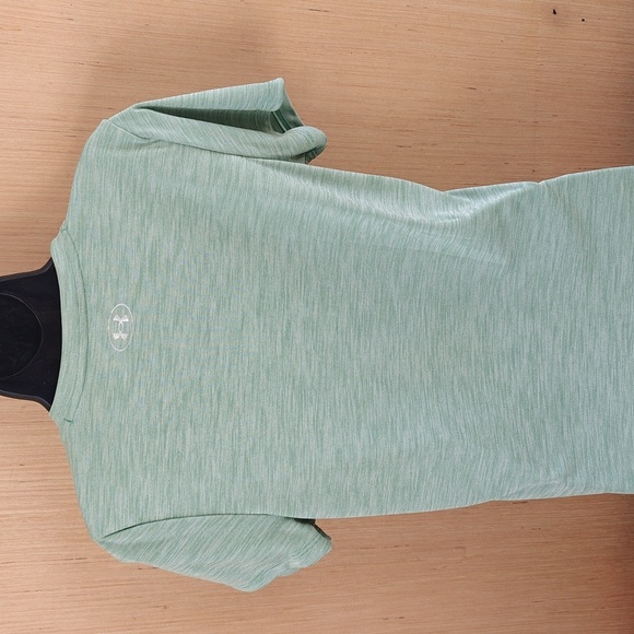 NWT Under Armour tee - Picture 3 of 4